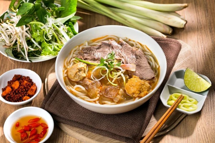 Bún bò Huế, le plat emblématique de l’ancienne capitale impériale qui séduit tous les voyageurs