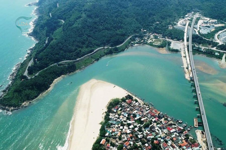 Plage de Lang Co – L’harmonie entre mer et montagne