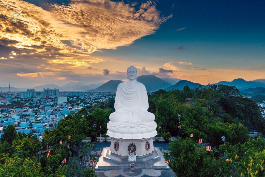 La pagode Long Sơn: un emblème spirituel au cœur de Nha Trang