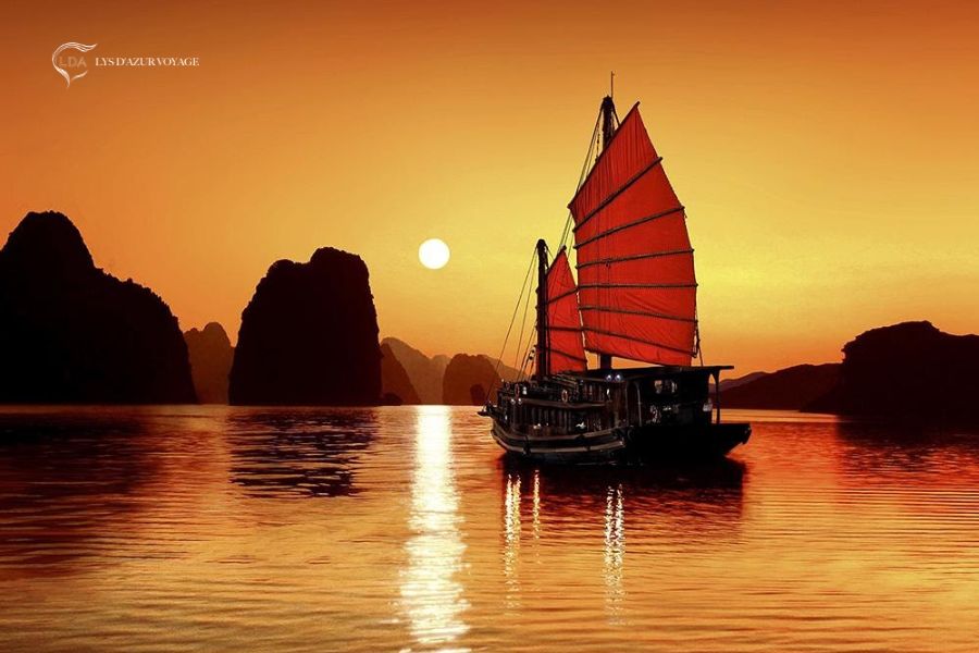 Le coucher de soleil sur la baie d’Halong, une beauté qui séduit tous les voyageurs