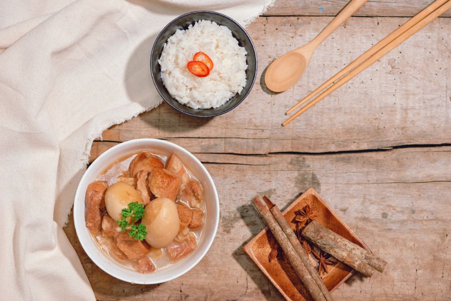 Porc au caramel recette vietnamienne : qu’a-t-il de différent des autres plats mijotés asiatiques ?