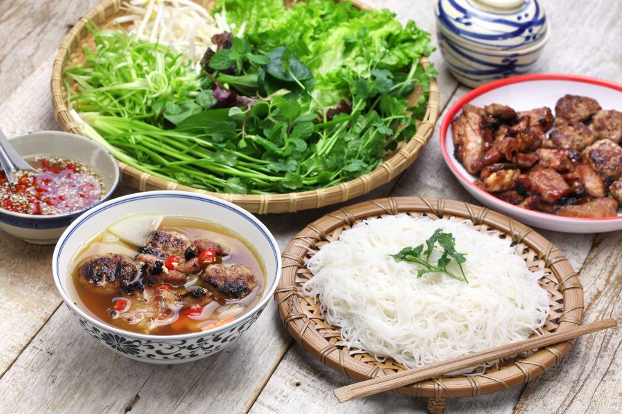 Qu’est-ce qui rend le bún chả de Hanoï si spécial ?