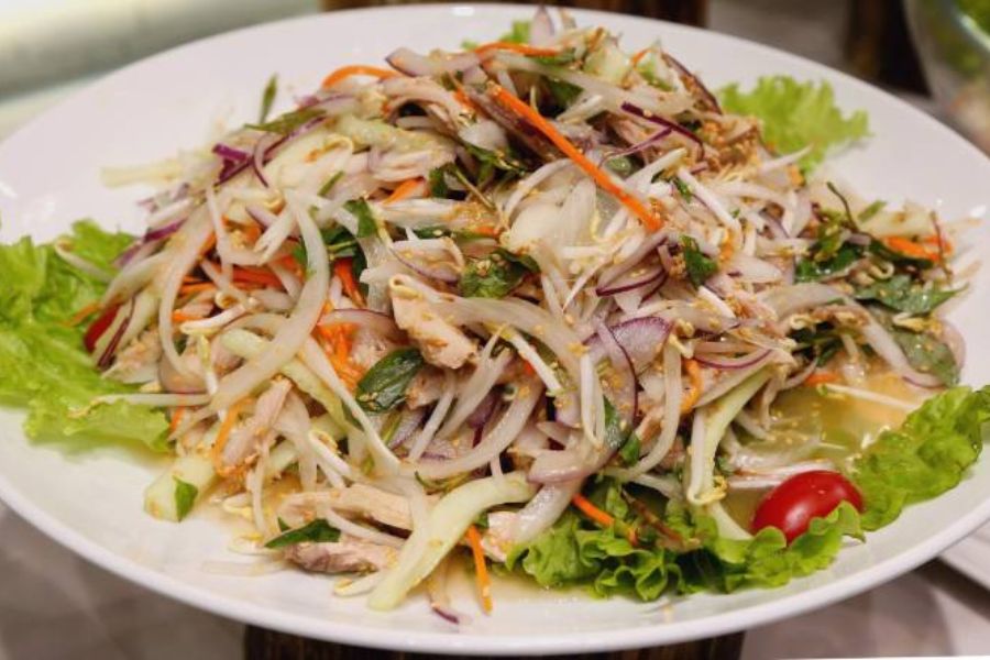 Salade vietnamienne poulet : un plat léger apprécié des voyageurs