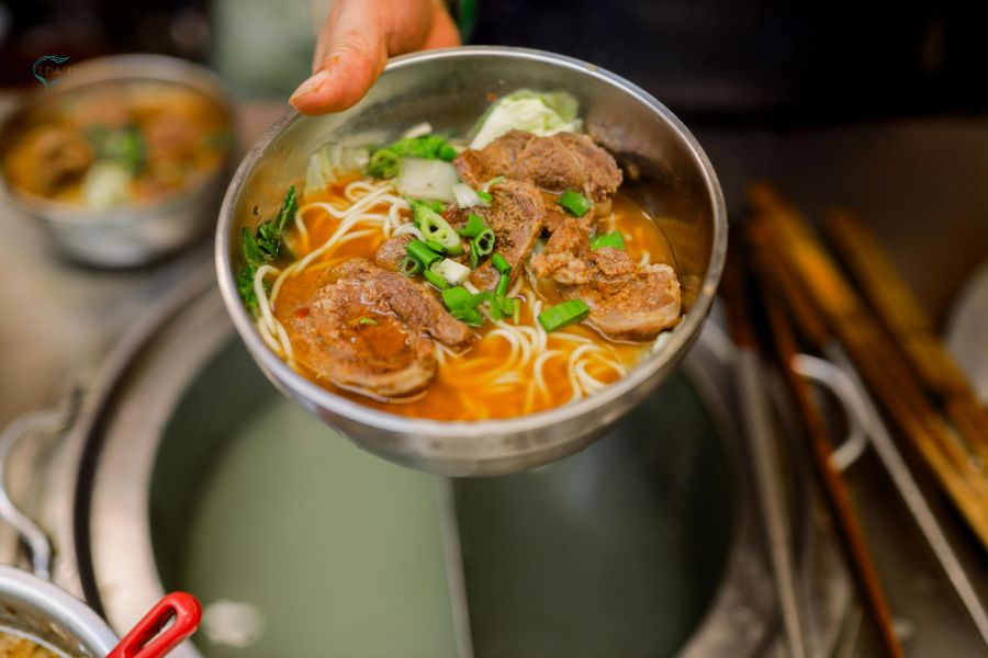 Soupe de bœuf de Huế – Une saveur traditionnelle préservée au fil des générations